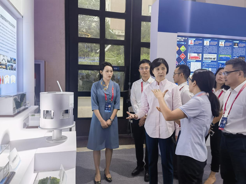 图3 中华全国总工会副主席、书记处书记、党组成员马璐参观展台.png