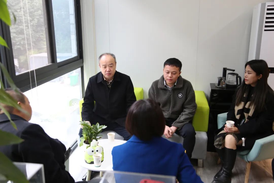 集团副总经理陈颖锐看望慰问四川一建困难职工