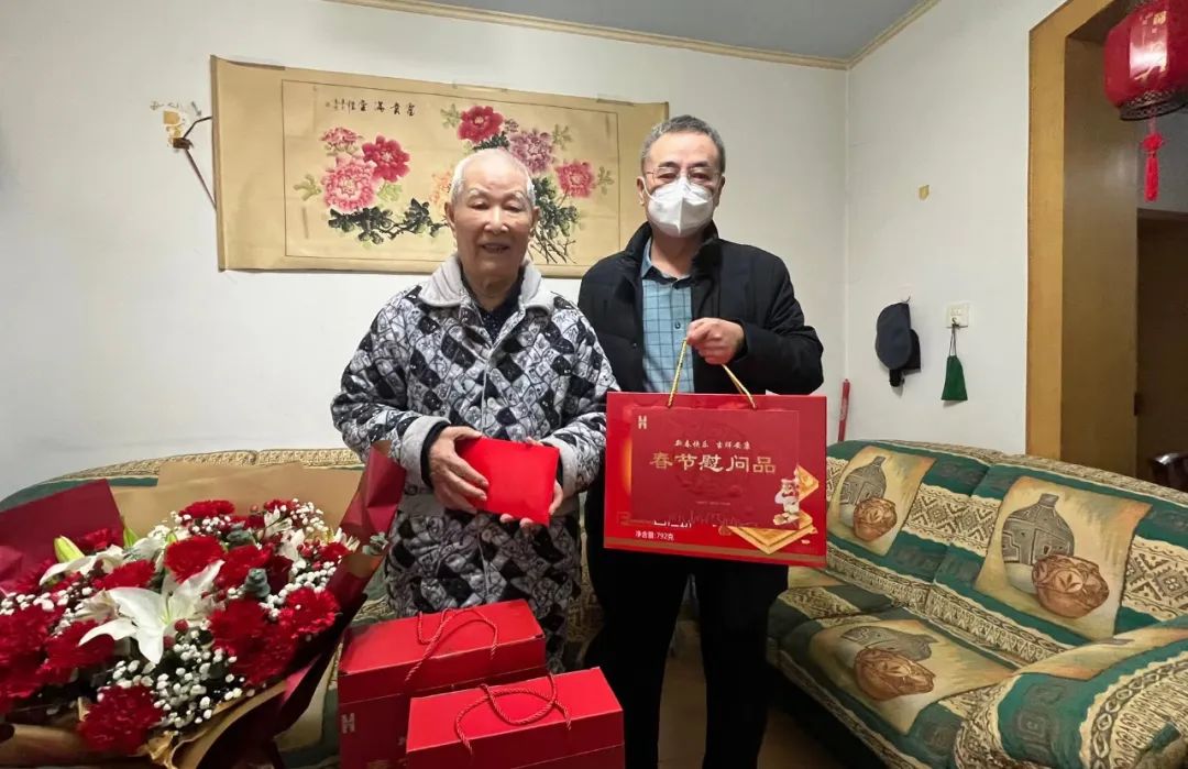 公司党委书记、董事长马洪力走访慰问公司离退休老干部