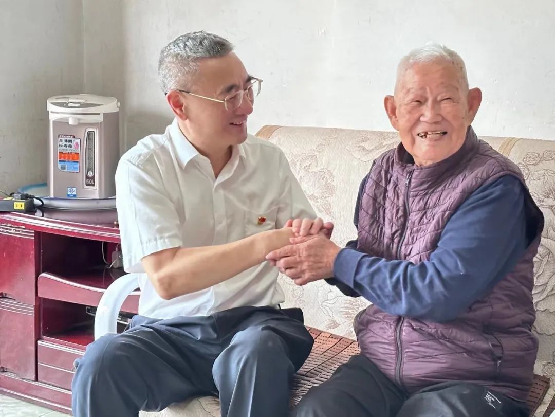 公司党委书记、董事长马洪力国庆前夕走访慰问老干部老党员