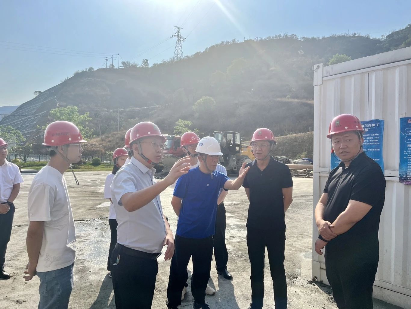 攀枝花市东区区委书记凌永航率队前往龙滩箐隧道项目开展“五一”节前安全生产督导检查