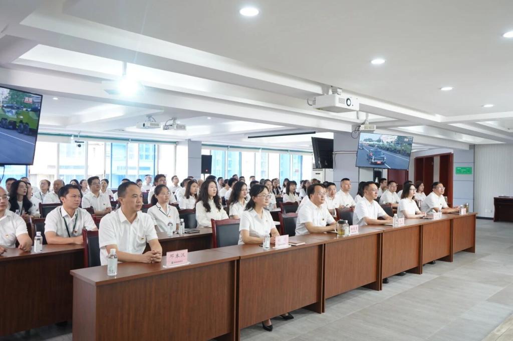 四川一建组织观看纪念中国人民抗日战争暨世界反法西斯战争胜利80周年大会