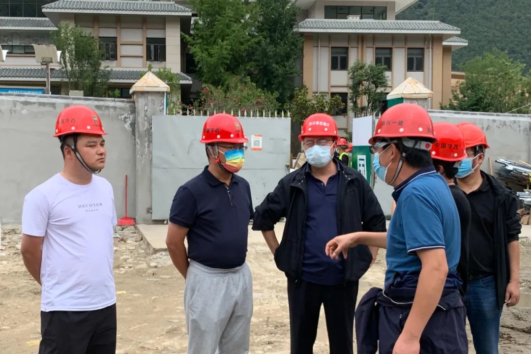 四川省住房和城乡建设厅副厅长程刚赴甘孜州泸定县“9.5”地震过渡安置房海螺沟磨西镇安置点1#地块指导工作