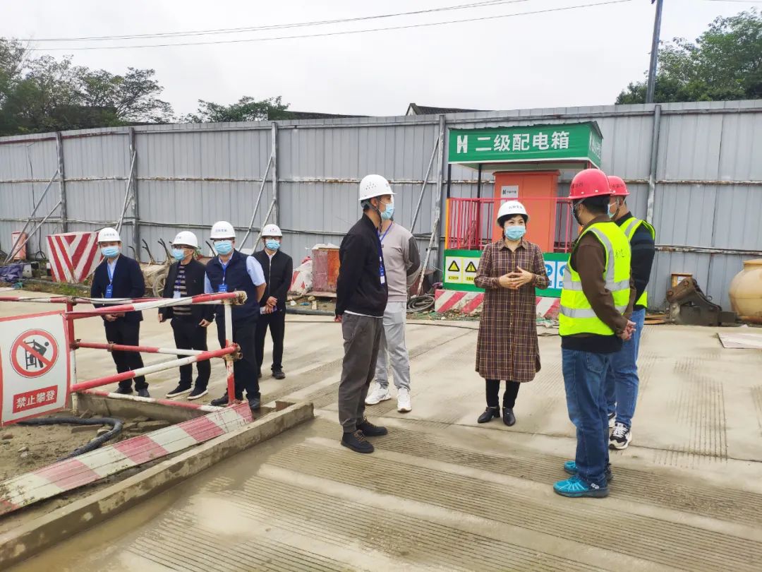 高新区纪监工委书记罗会岚赴第三工程公司江湾府项目检查调研