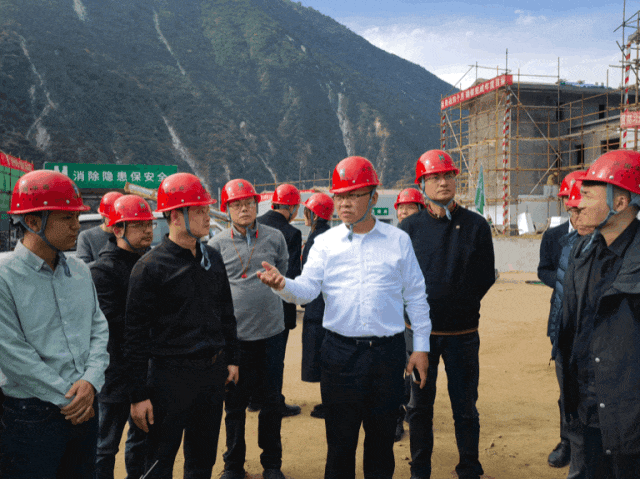 集团副总经理汪涛一行到泸定“9·5”地震得妥镇北头村集中安置点建设项目检查指导工作
