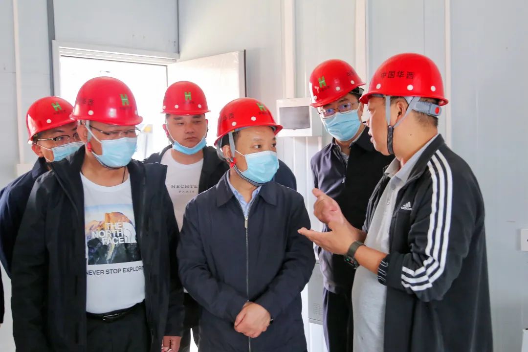 省委常委、省委政法委书记靳磊调研华西集团建设的泸定震后过渡安置房项目