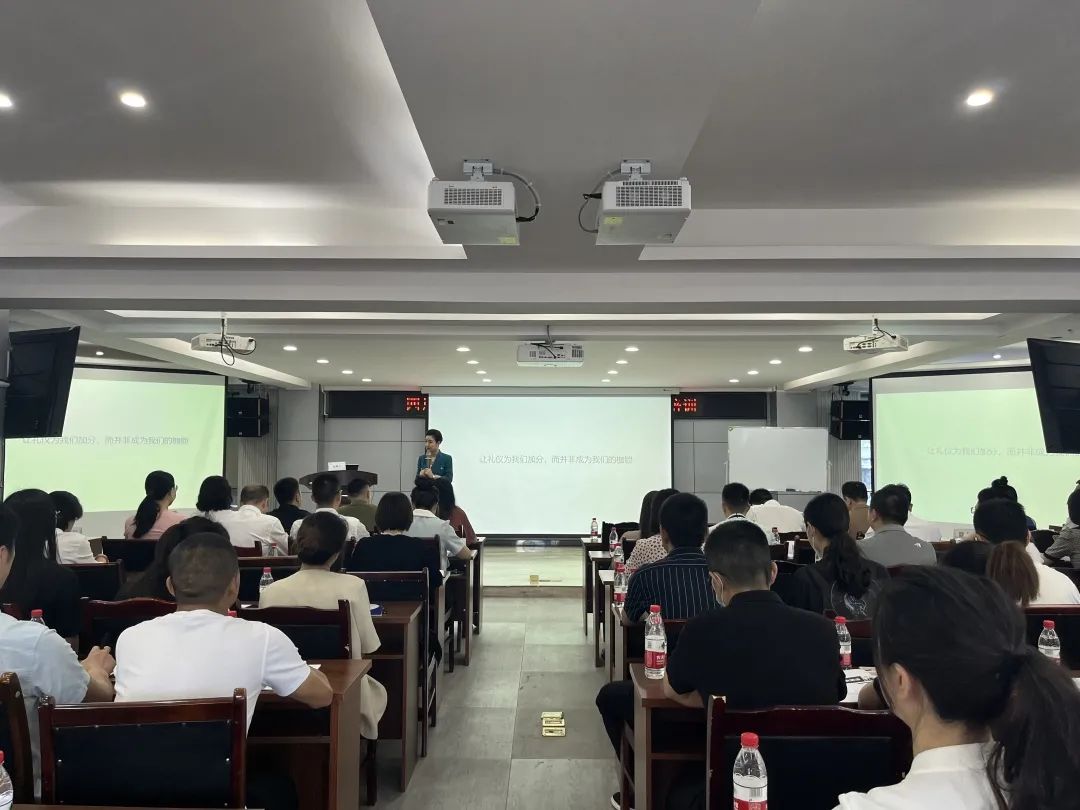 公司开展职场商务礼仪专项培训会