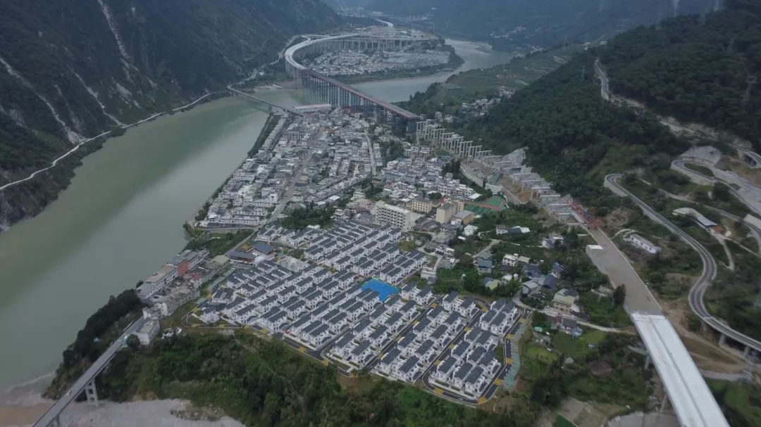 泸定“9·5”地震得妥镇北头村集中安置点建设项目顺利通过竣工验收