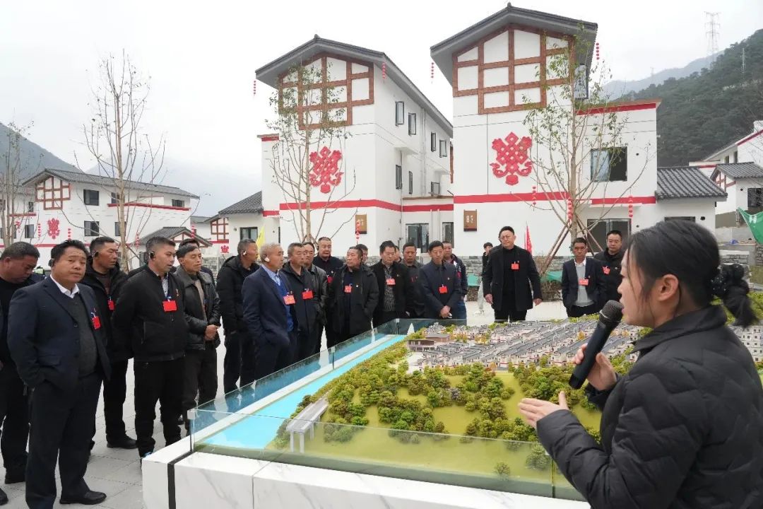 泸定县人大常委会视察组一行到泸定“9·5”地震得妥镇北头村集中安置点建设项目调研