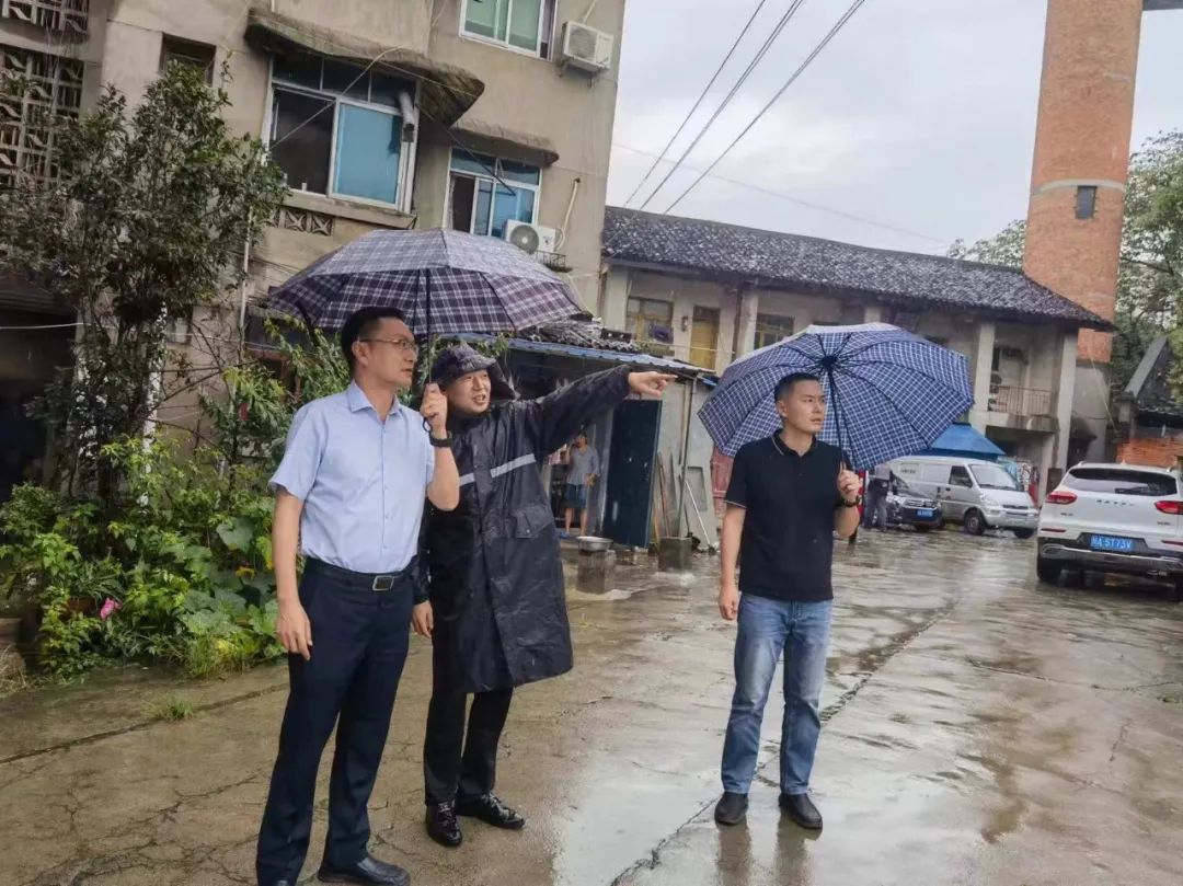 公司副总经理赵勇带队前往洪河老旧基地开展安全排查
