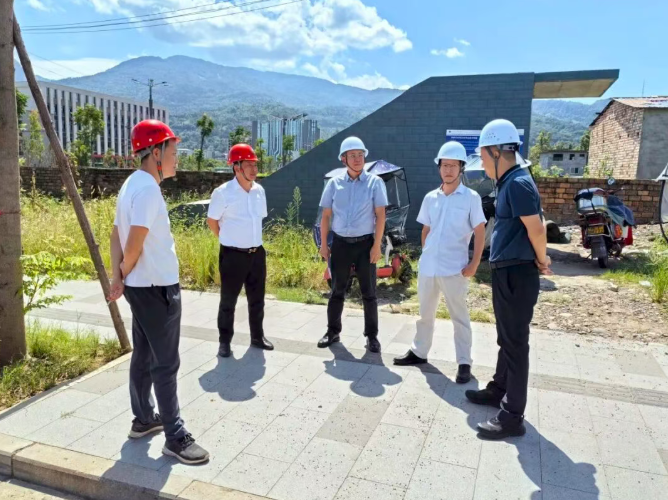 公司党委委员、职工董事、工会主席、副总经理邓本汉前往项目调研指导工作
